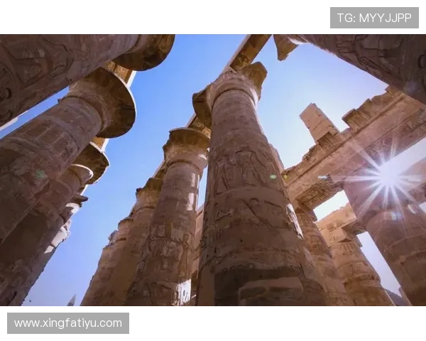 神殿入口附近出现神秘光影引发游客和专家的广泛关注与讨论